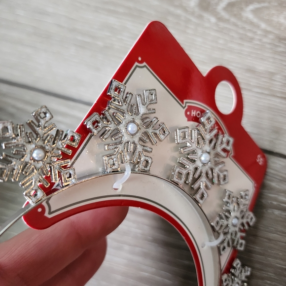 Holiday hair accessories and fuzzy socks  gift bundle - Picture 11 of 16